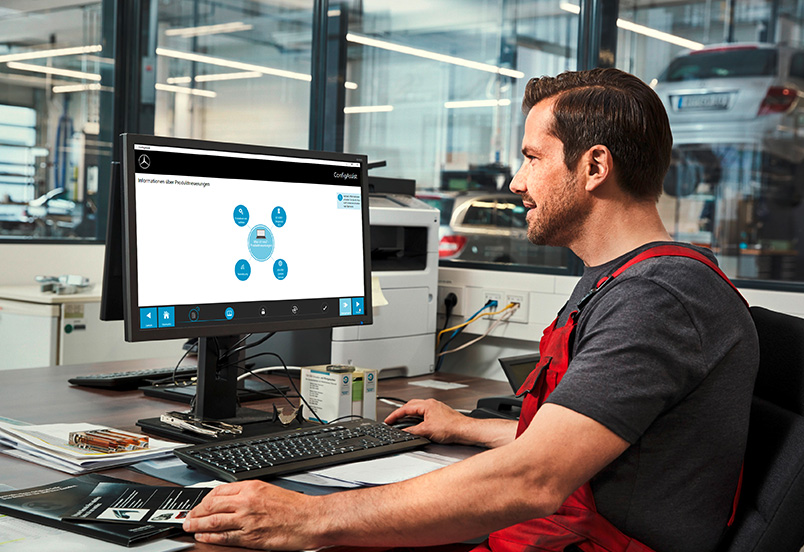 Pracownicy warsztatu korzystają z oprogramowania diagnostycznego XENTRY Pass Thru EU firmy Mercedes-Benz na komputerze w biurze warsztatu